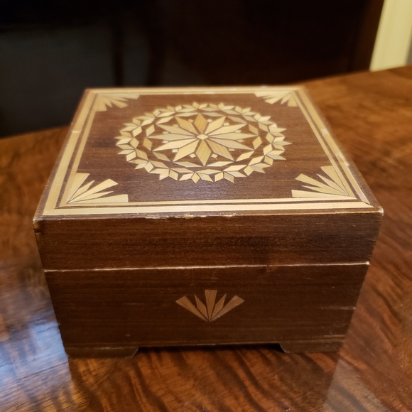 Vintage wood keepsake/treasure box - Picture 1 of 7